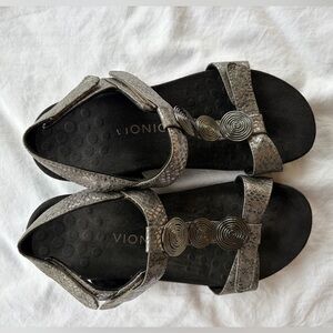 Vionic Farra Ankle Strap Silver Metallic Snake Design Velcro Sz 7.5 Great Arch